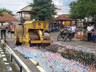 Jelang Ramadan, Ribuan Miras Dimusnahkan di Kota Santri