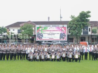 Kapolres Jombang Berikan Penghargaan kepada 15 Personel Berprestasi