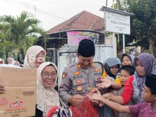 Sinergi IGTKI-PGRI dan Polsek Gudo Bagikan 600 Paket Takjil kepada Masyarakat