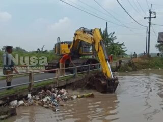 PUPR Jombang Evakuasi Sampah Penyebab Banjir