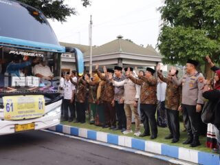 Lepas 1.263 Jemaah Haji, Bupati Jombang Tekankan Pentingnya Ketahanan Fisik